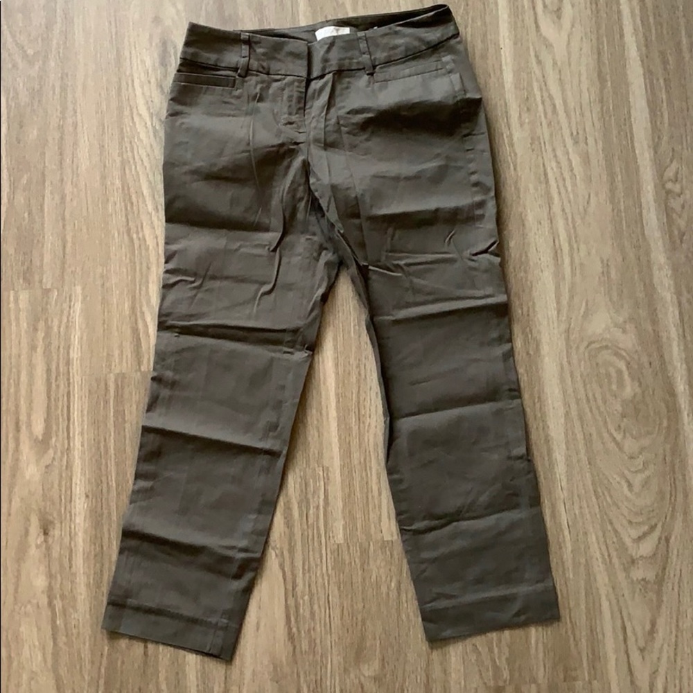 Olive/army green cropped ankle pants. Like new.